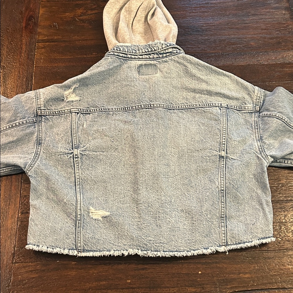 American Eagle Outfitters Cropped Light Blue Denim Jean Jacket with Gray Hood - Picture 9 of 9